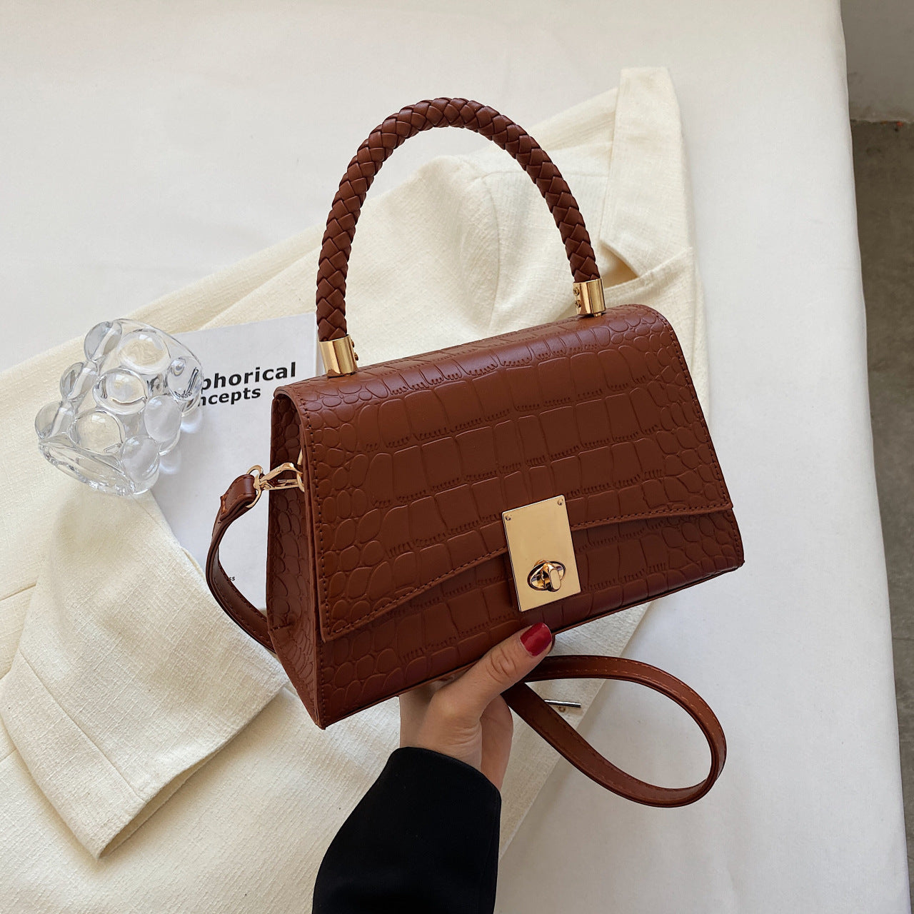 Stone Grain Messenger Bag Is Fashionable For Women's