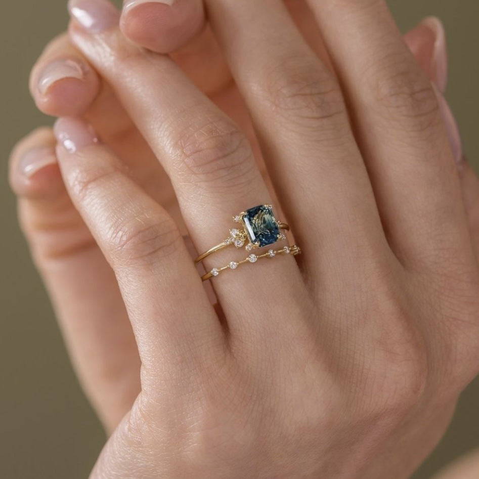 Luxurious Emerald Cut Sapphire Blue Gemstone Ring with Crystal Accents Simple Fashionable Dark Blue Zircon Ring Ornament
