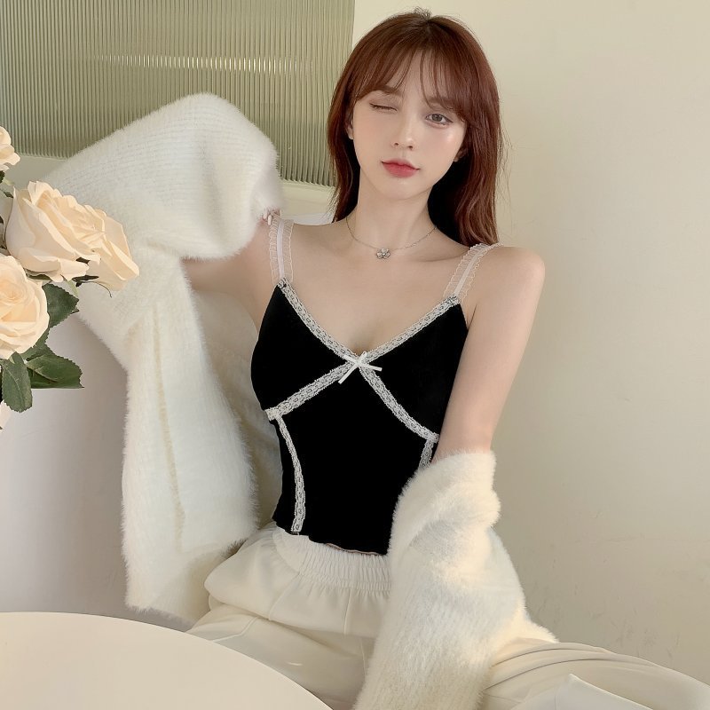 Short Camisole With Lace Stitching