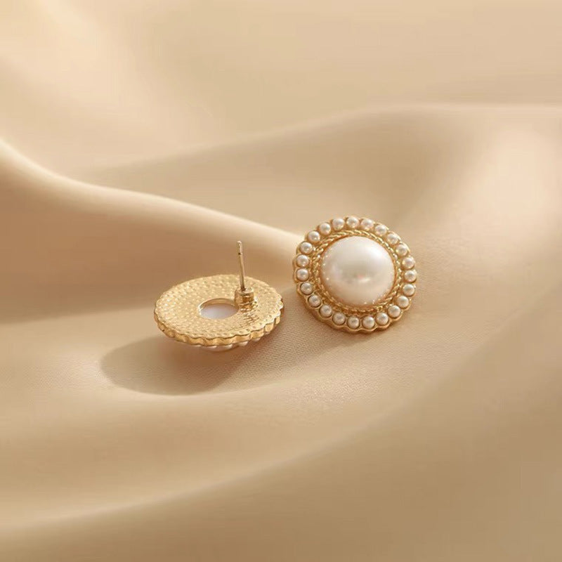 Vintage Pearl Stud Earrings – Classic Elegance with a Touch of Glam