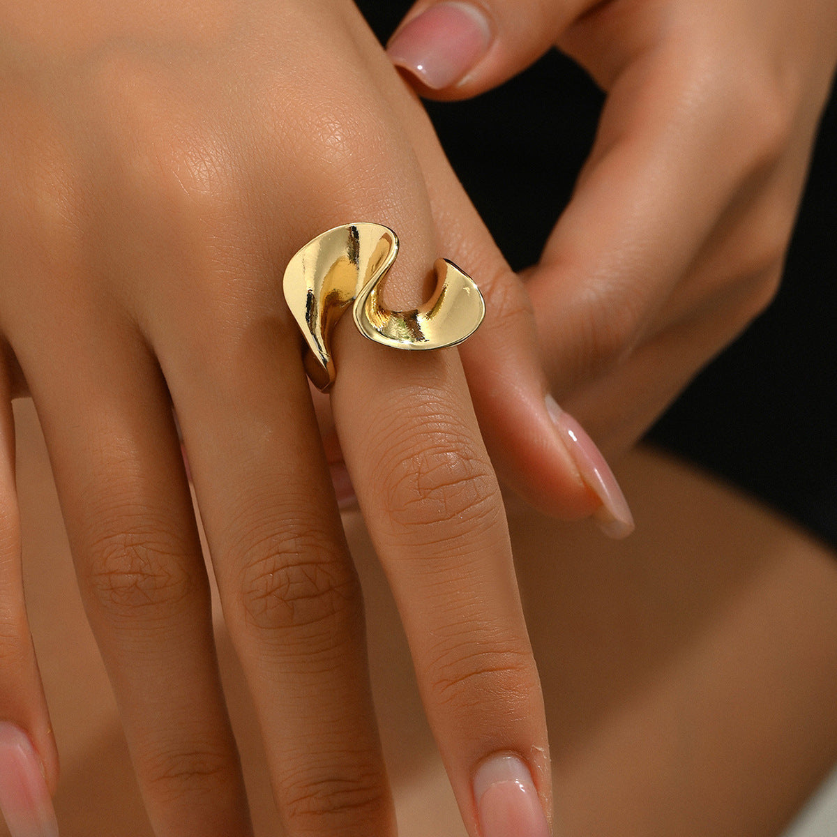 Artistic Fluid Design Gold Ring | Bold & Minimalist Index Finger 18K Electroplating Adjustable All-Match Ring