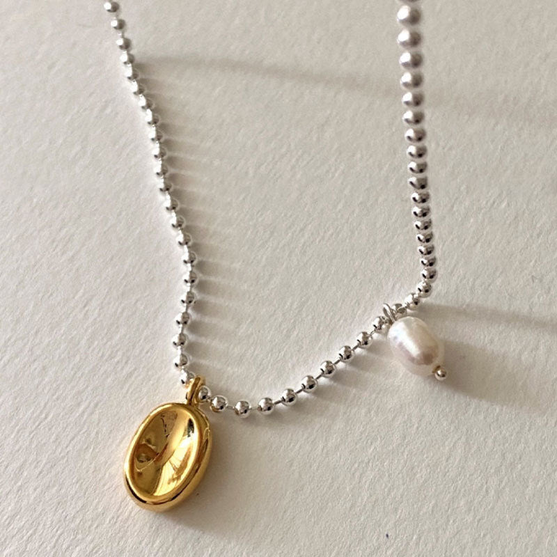Elegant Gold Oval Pendant Necklace – Minimalist Charm with Pearl Detail Irregular Necklace Female Retro Elegant Pearl Temperament Clavicle Chain