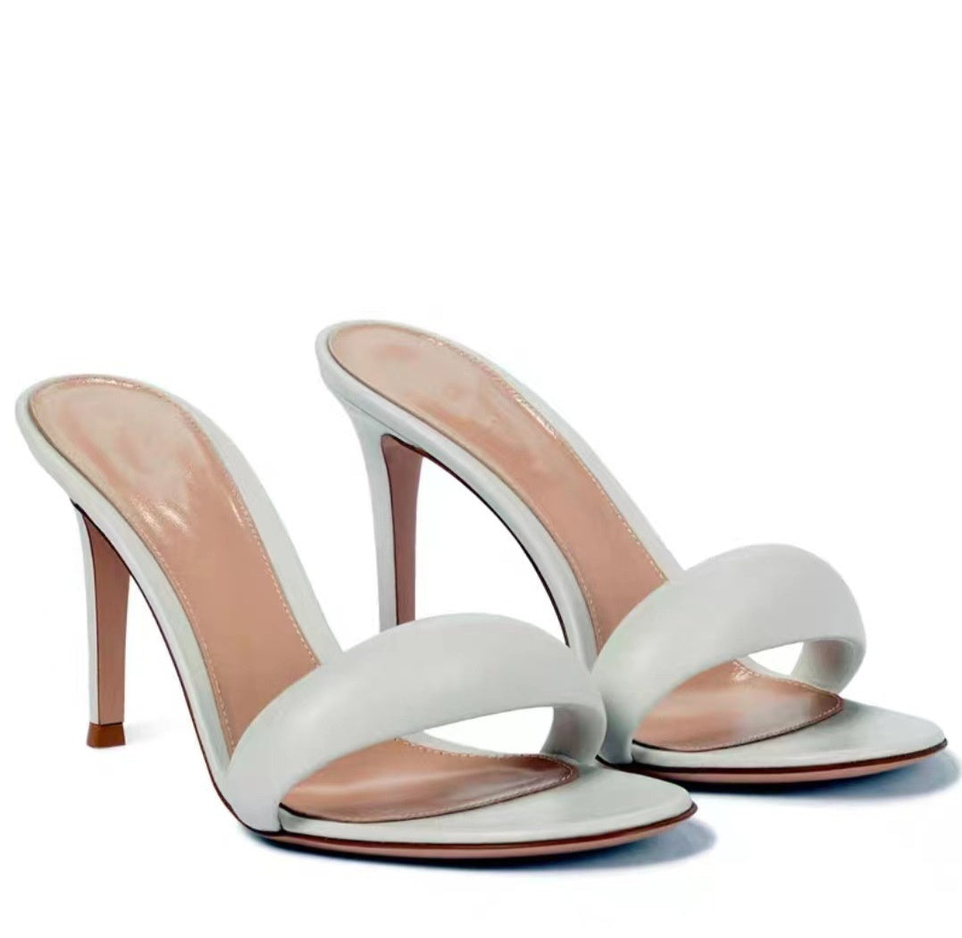Chic Curve Heels – Elegance with an Edge Plus Size One-line Round Head Woman High-heeled Shoes