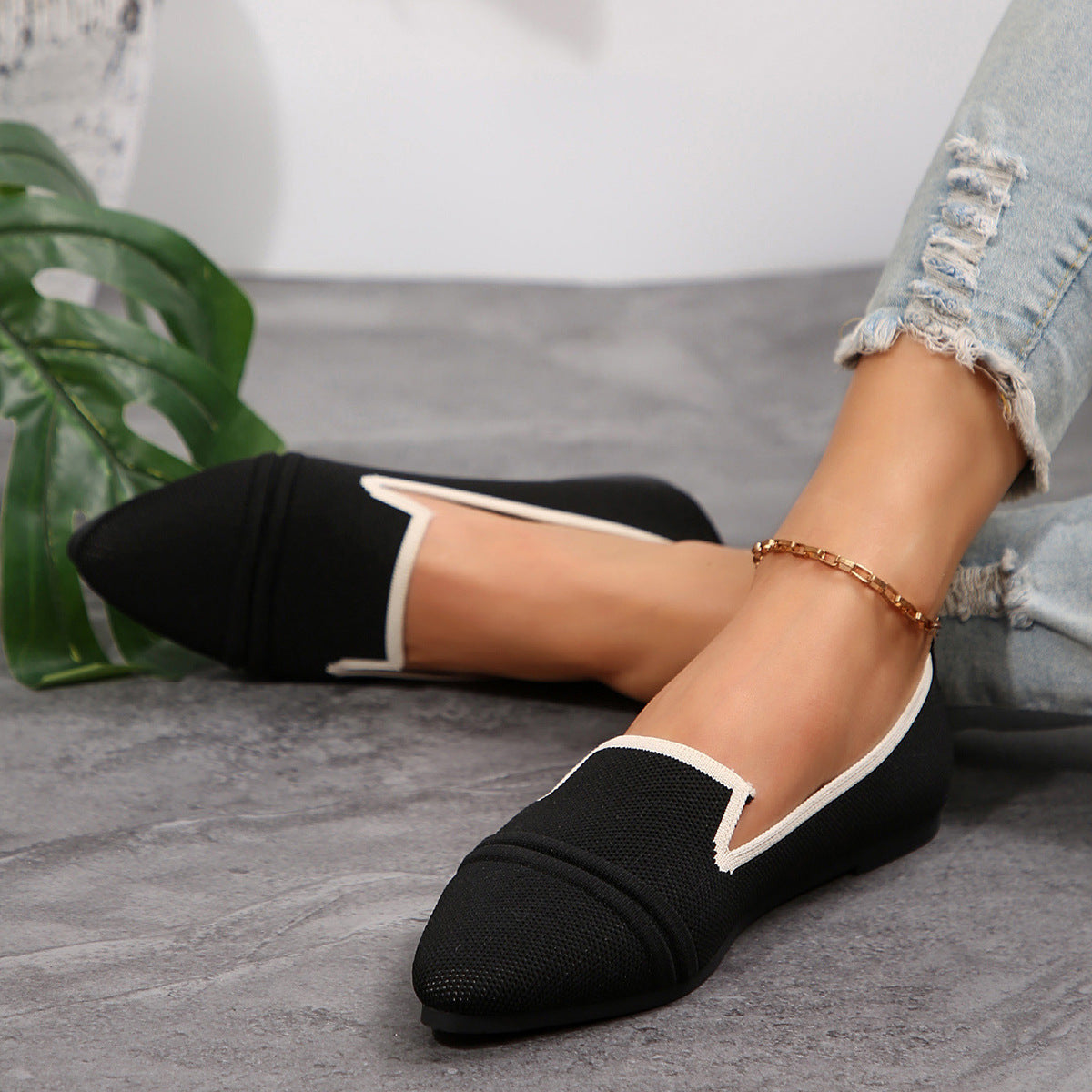 Versatile Fashion Commuter Shoes with V-Cut Design Flats Female Pointed-toe Fashion Leisure Slip On Pumps
