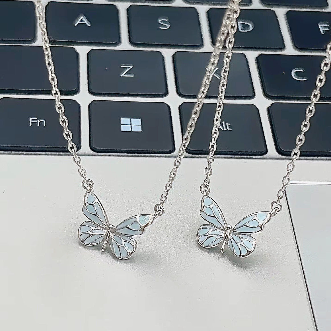Enchanting Glow-in-the-Dark Butterfly Necklace & Bracelet Set Fashion Blue Luminous Butterfly Necklace Bracelet Set For Glow In The Dark Women Clavicle Chain Choker Party Jewelry Set Gift