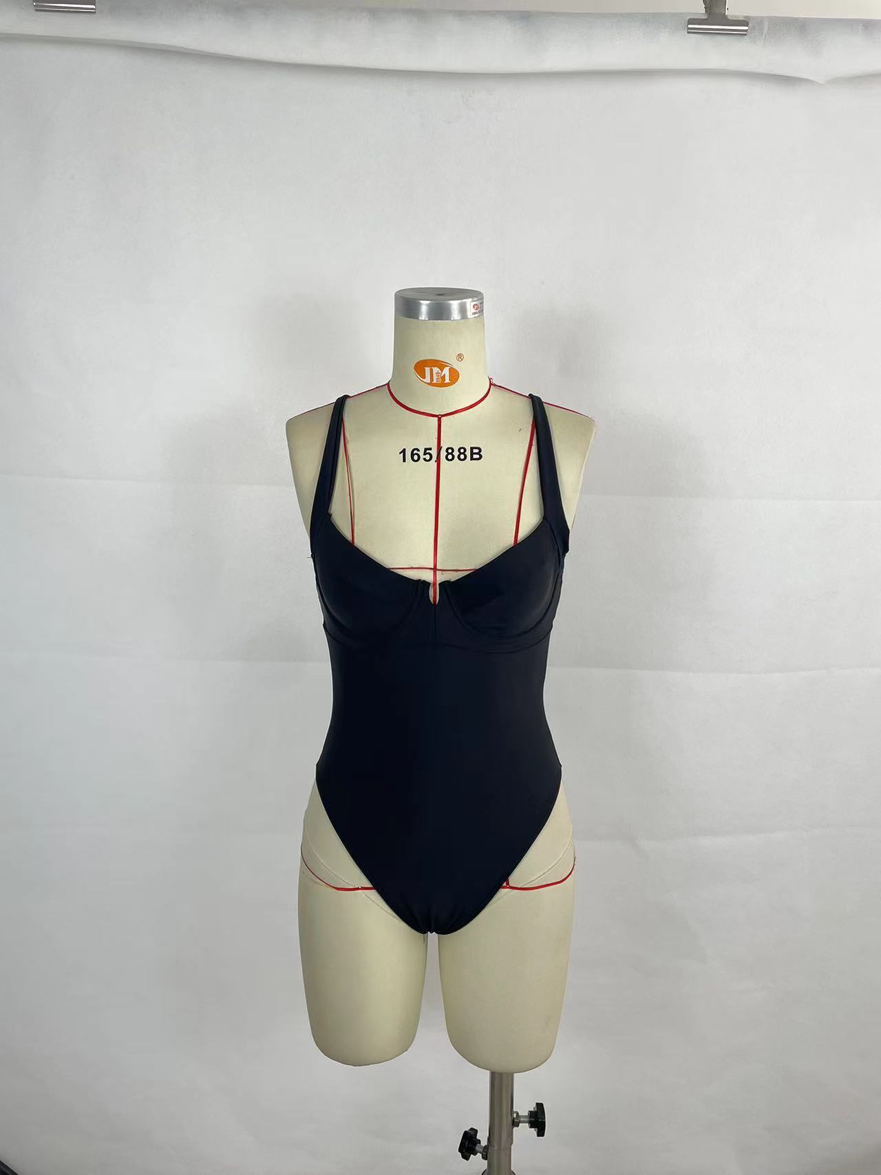 Chic Contour One-Piece Swimsuit – Elegant Cut & Contrast Detail Women's Contrast Color One-piece Swimsuit Bikini
