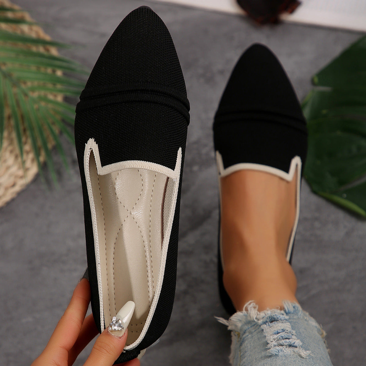 Versatile Fashion Commuter Shoes with V-Cut Design Flats Female Pointed-toe Fashion Leisure Slip On Pumps