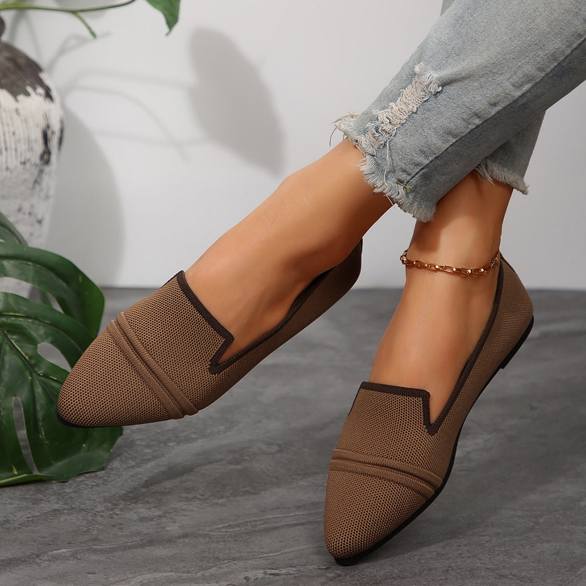 Versatile Fashion Commuter Shoes with V-Cut Design Flats Female Pointed-toe Fashion Leisure Slip On Pumps