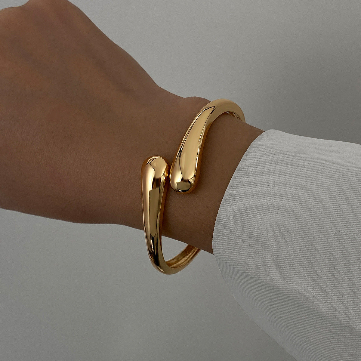 Exaggerated Metal Glossy Surface Bracelet For Women's