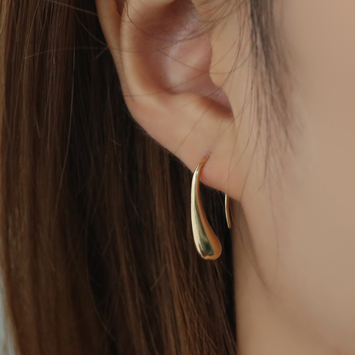 Elegant Gold Tone Teardrop Hoop Earrings | Minimalist Dangle Design Geometric Metal Glossy Surface Ear Hook