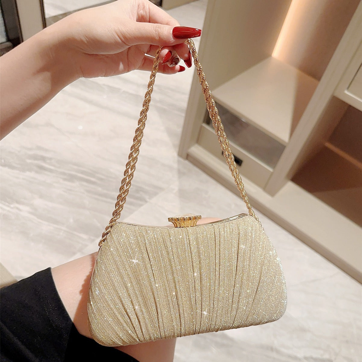 Golden Glam Clutch – Shimmer Elegance with a Chain Twist Shiny Pleated Evening Party Dress One Shoulder Prom Bag