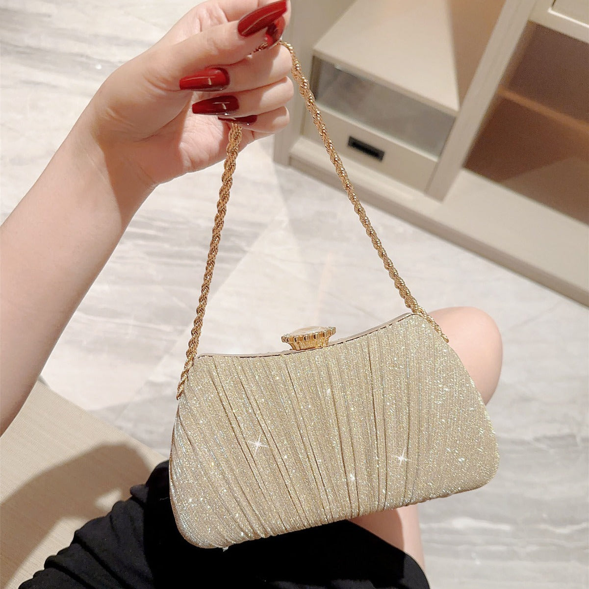 Golden Glam Clutch – Shimmer Elegance with a Chain Twist Shiny Pleated Evening Party Dress One Shoulder Prom Bag