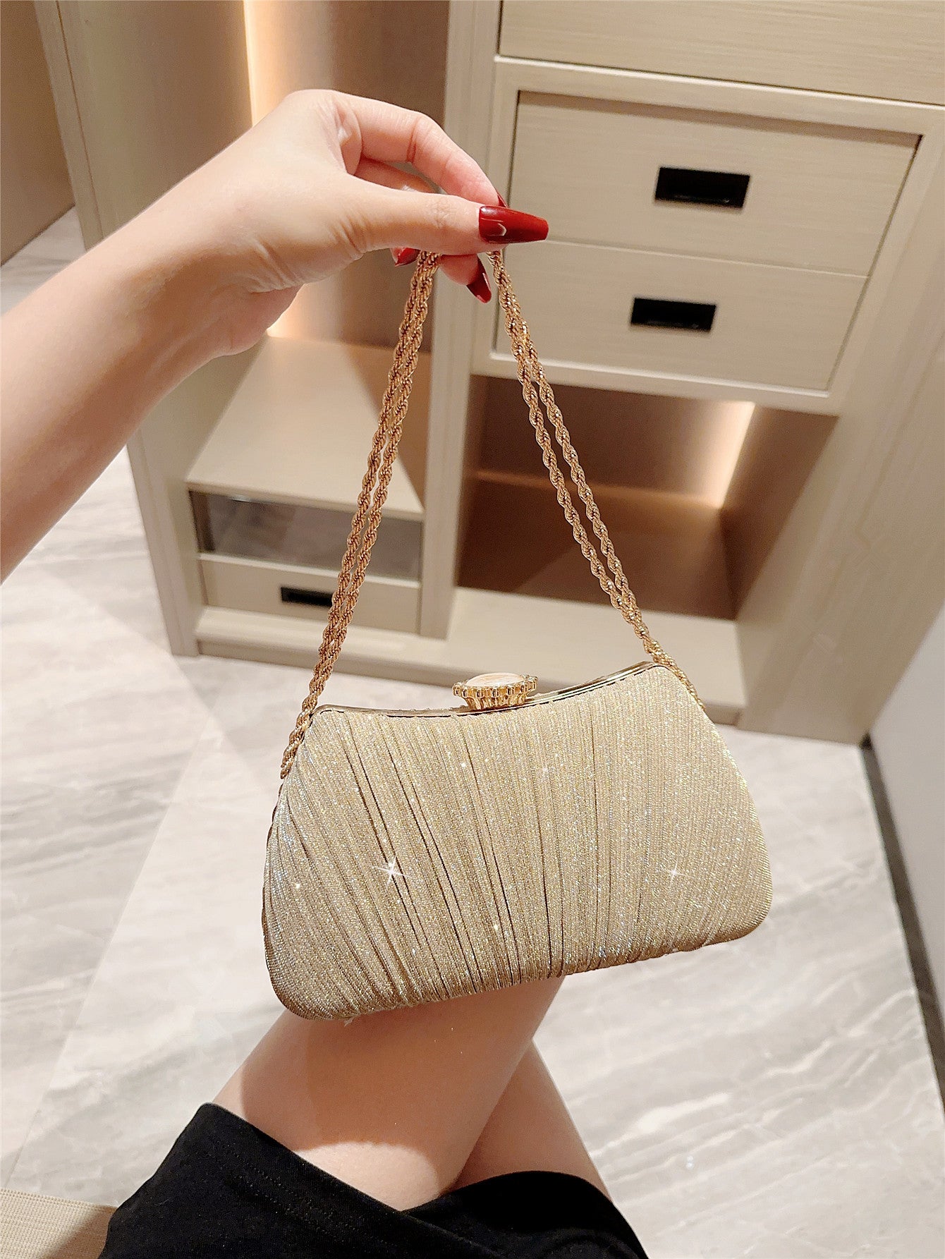 Golden Glam Clutch – Shimmer Elegance with a Chain Twist Shiny Pleated Evening Party Dress One Shoulder Prom Bag