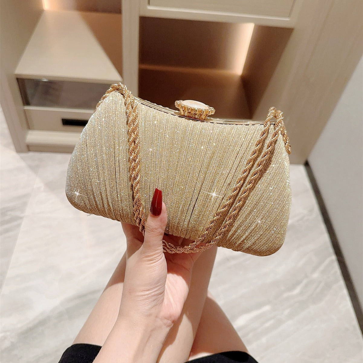 Golden Glam Clutch – Shimmer Elegance with a Chain Twist Shiny Pleated Evening Party Dress One Shoulder Prom Bag