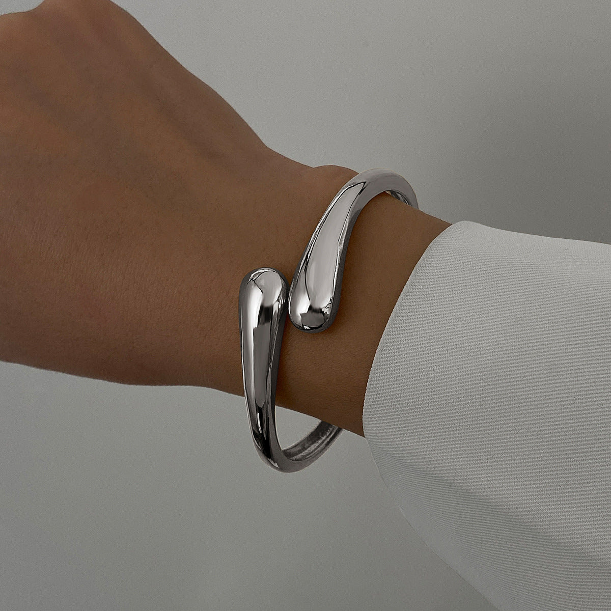 Exaggerated Metal Glossy Surface Bracelet For Women's