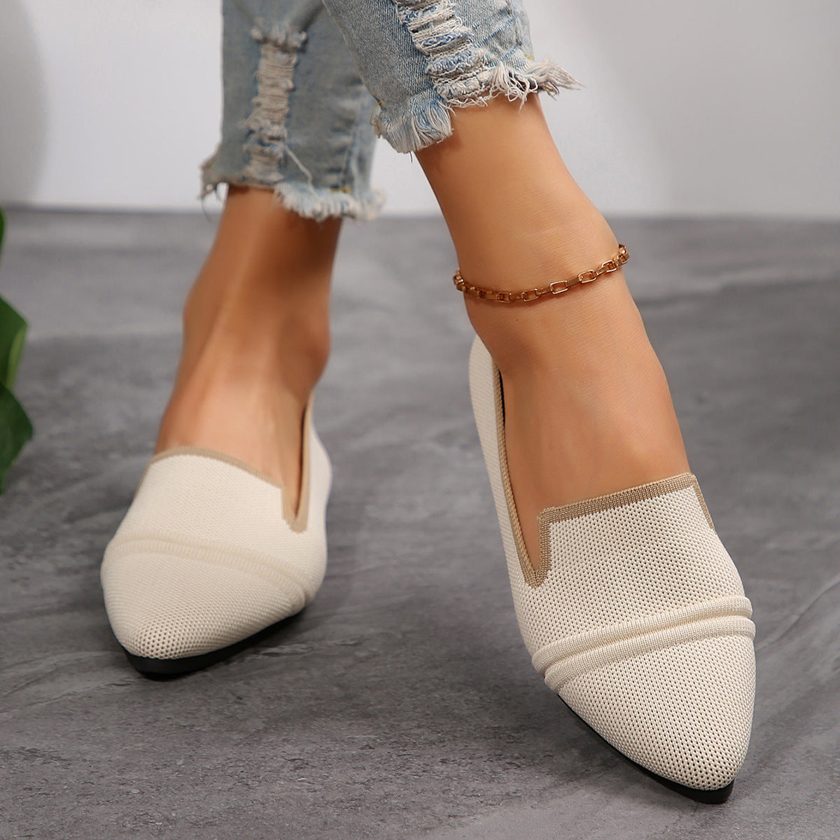 Versatile Fashion Commuter Shoes with V-Cut Design Flats Female Pointed-toe Fashion Leisure Slip On Pumps