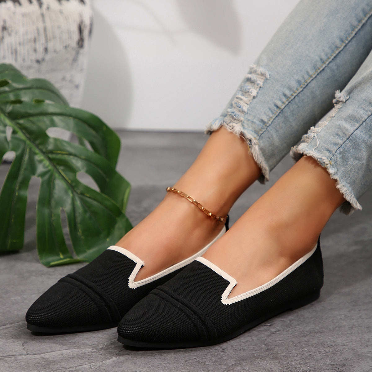 Versatile Fashion Commuter Shoes with V-Cut Design Flats Female Pointed-toe Fashion Leisure Slip On Pumps