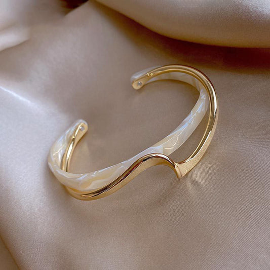 Modern Abstract Wave Cuff Bracelet - Minimalist Statement Metal White Shellfish Plate Bracelet For Women 2 Layers Design Light Luxury Female Fashion Jewelry Gifts