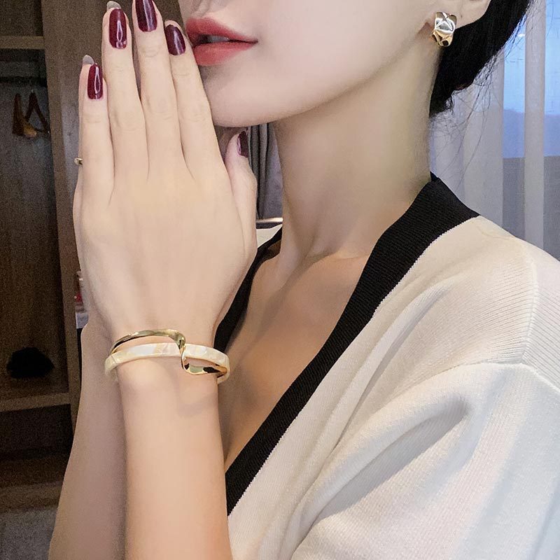 Modern Abstract Wave Cuff Bracelet - Minimalist Statement Metal White Shellfish Plate Bracelet For Women 2 Layers Design Light Luxury Female Fashion Jewelry Gifts