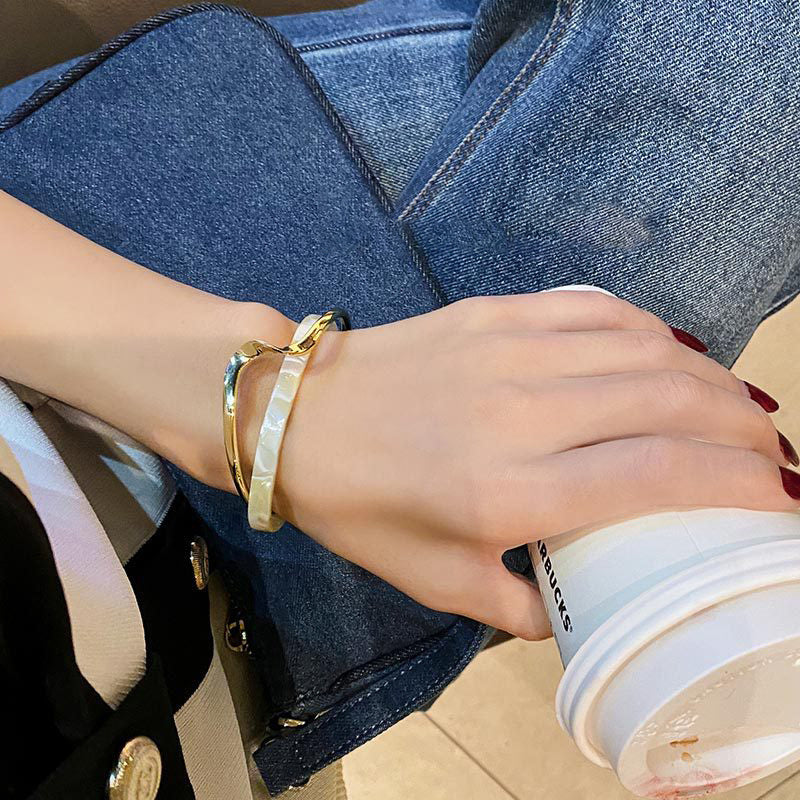 Modern Abstract Wave Cuff Bracelet - Minimalist Statement Metal White Shellfish Plate Bracelet For Women 2 Layers Design Light Luxury Female Fashion Jewelry Gifts
