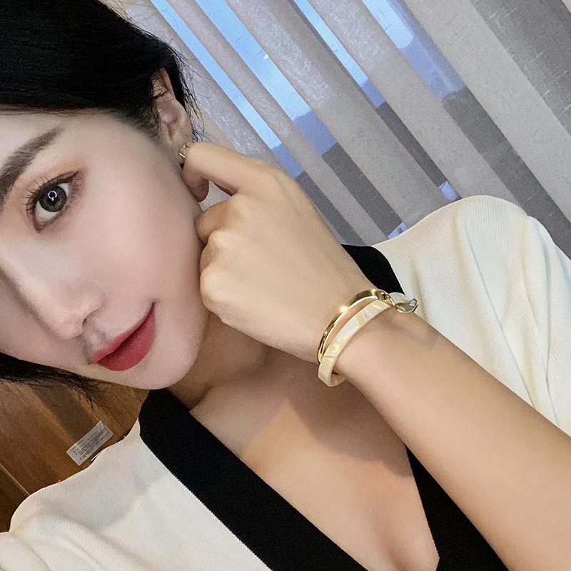 Modern Abstract Wave Cuff Bracelet - Minimalist Statement Metal White Shellfish Plate Bracelet For Women 2 Layers Design Light Luxury Female Fashion Jewelry Gifts