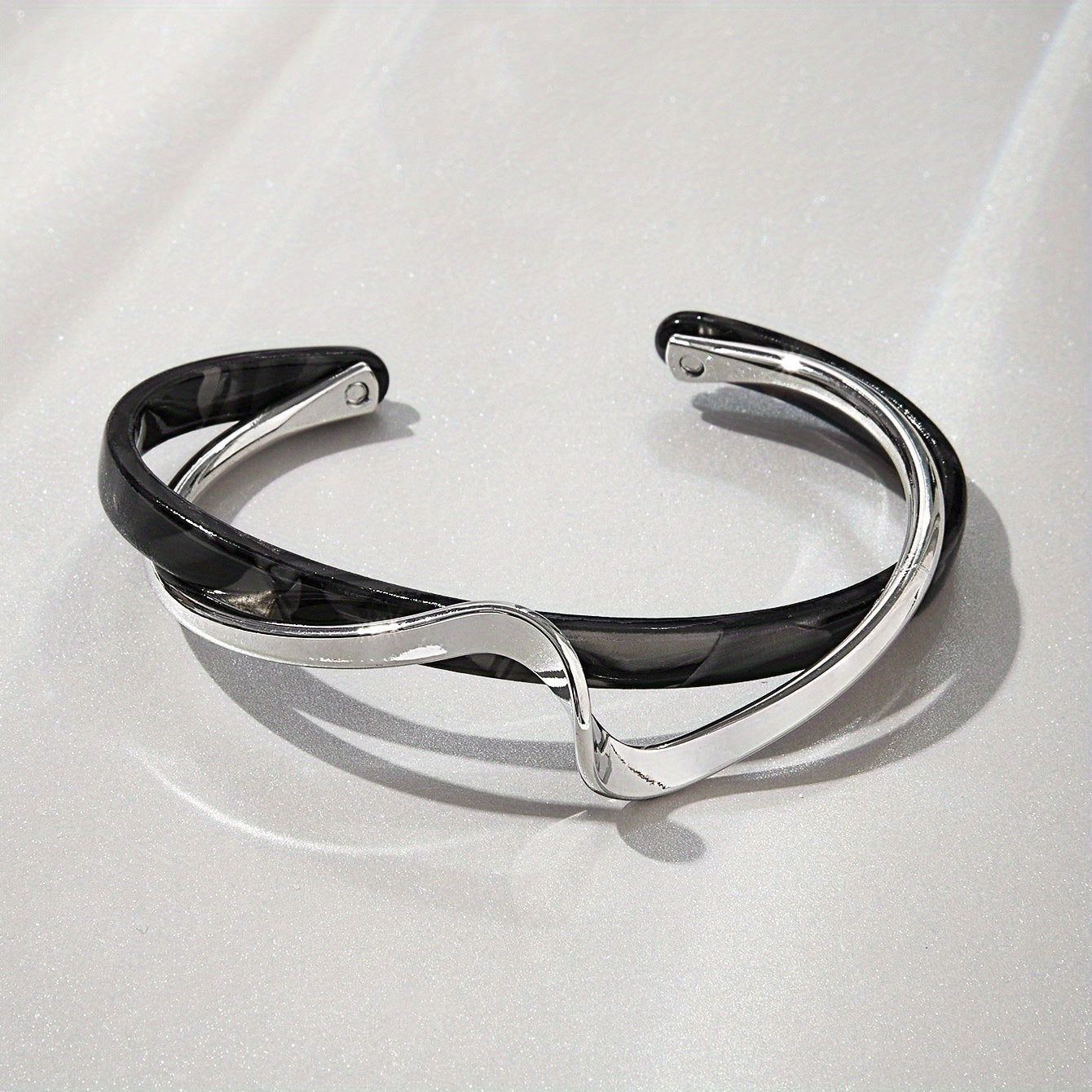 Modern Abstract Wave Cuff Bracelet - Minimalist Statement Metal White Shellfish Plate Bracelet For Women 2 Layers Design Light Luxury Female Fashion Jewelry Gifts