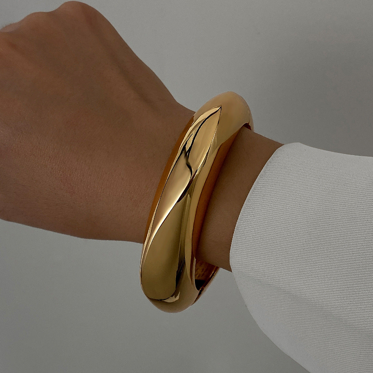 Exaggerated Metal Glossy Surface Bracelet For Women's