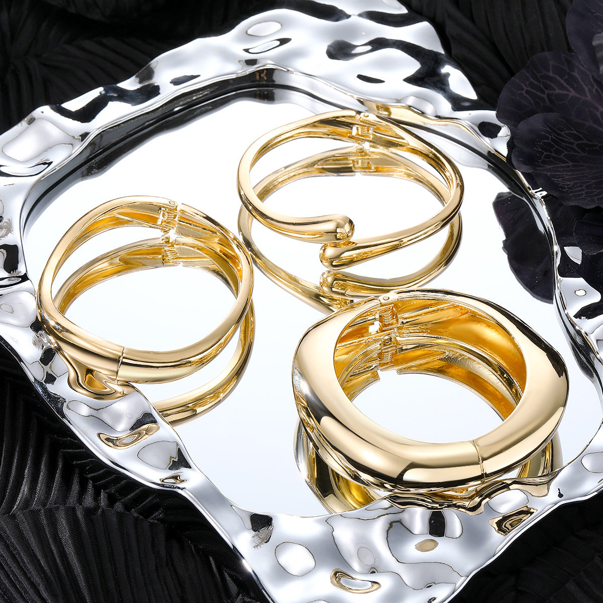 Exaggerated Metal Glossy Surface Bracelet For Women's