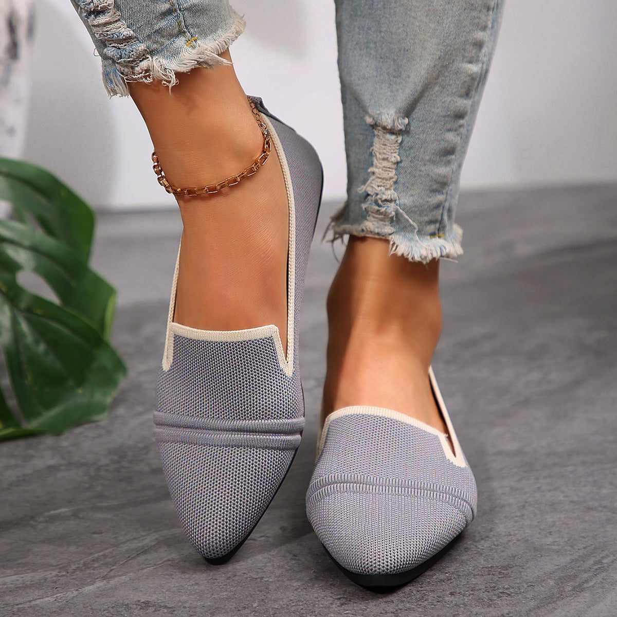 Versatile Fashion Commuter Shoes with V-Cut Design Flats Female Pointed-toe Fashion Leisure Slip On Pumps
