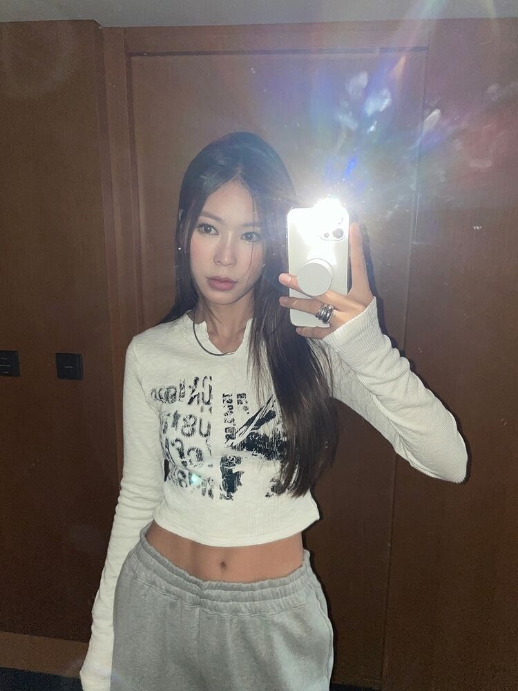 Design Crack Distressed Print Cropped Navel Slim Fit Long Sleeves